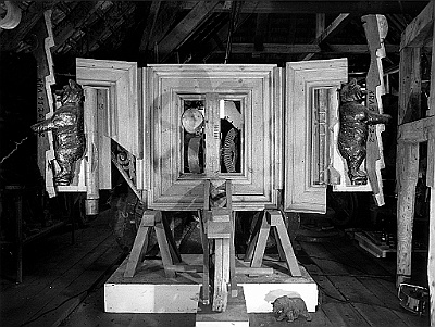 1989 - Baerenaltar offen - div Holz - 268x365x315cm